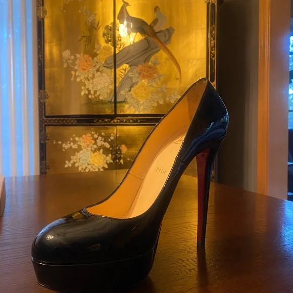 (FITS LIKE A SIZE 9 and 9.5) Christian Louboutin Black only tried on indoors - Picture 4 of 16